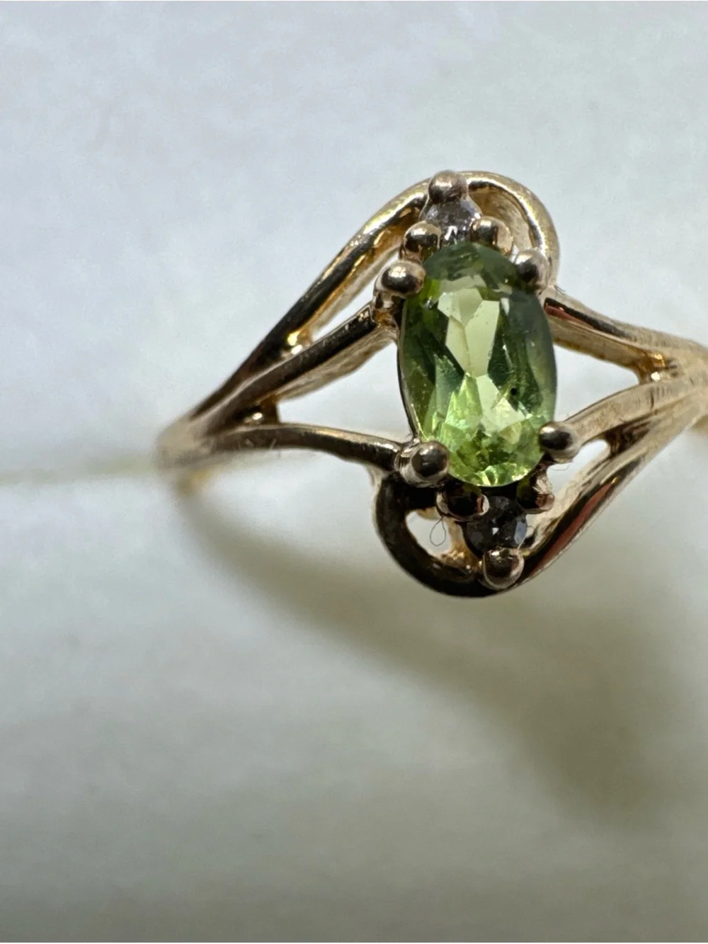 10K Yellow Gold Green Oval Peridot & Diamond Accent Size 6 Bypass Ring 1.54g
